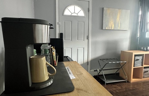 East Meadow Appartement | Zen Oasis - Pvt. Entry Studio Bed+Bath by NUMC