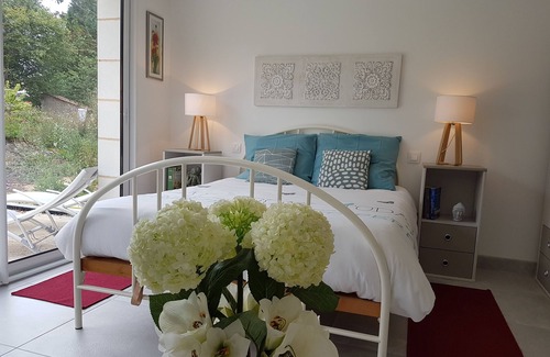 Gizay Maison | Chambre Zen avec vue sur piscine/ Entrée indépendante
