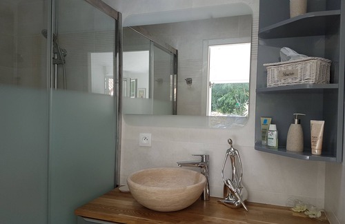 Gizay Maison | Chambre Zen avec vue sur piscine/ Entrée indépendante