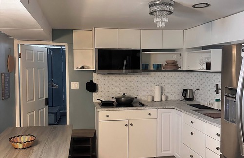 East Lansdowne Appartement | Zenbnb Lansdowne escape, with secure parking spot