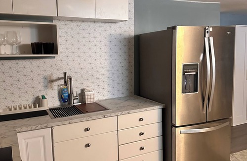 East Lansdowne Appartement | Zenbnb Lansdowne escape, with secure parking spot
