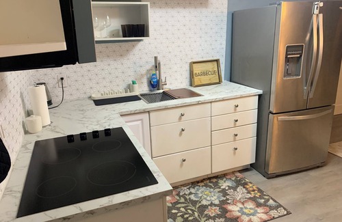 East Lansdowne Appartement | Zenbnb Lansdowne escape, with secure parking spot
