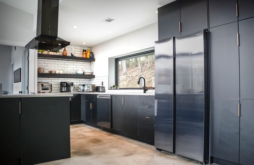 Wiley Cabine | Zenplicity Cabin. Pet friendly, views, hot tub, smart home! 5 minutes from TGSP