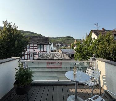 Ahrweiler Appartement | Zentrale FeWo mit Terrasse und Weinbergblick