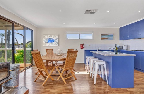 Port Willunga Maison | Zephyr Shores - 9 Guests | 3 Bedrooms | 4 Beds | 2 Bathrooms - Master Bedroom: Queen bed, Bedroom 2: 1 Trio Bunk bed (Double bed, Bottom and Single bed, Top) and 1 Set of Bunk Beds, Bedroom 4: Queen bed