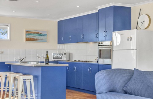 Port Willunga Maison | Zephyr Shores - 9 Guests | 3 Bedrooms | 4 Beds | 2 Bathrooms - Master Bedroom: Queen bed, Bedroom 2: 1 Trio Bunk bed (Double bed, Bottom and Single bed, Top) and 1 Set of Bunk Beds, Bedroom 4: Queen bed