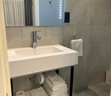 Tower Road Appartement | Zero55Rooms 3-bed 3-bath apartment with sea views