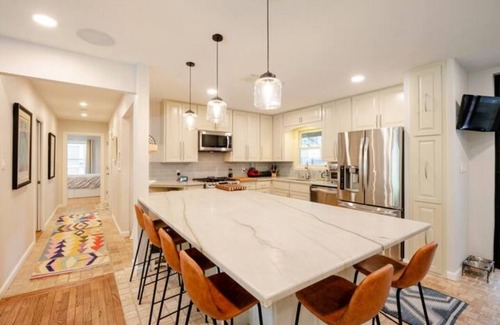 Zilker Maison | Zilker Getaway: Saltwater Pool and Walk to ACL