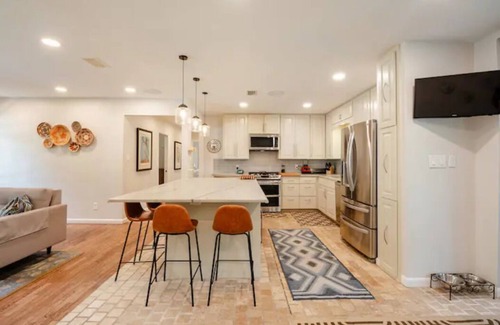 Zilker Maison | Zilker Getaway: Saltwater Pool and Walk to ACL