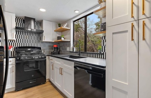 Barton Hills Maison | Zilker Park | Theater | Game Room | Sleeps 14!