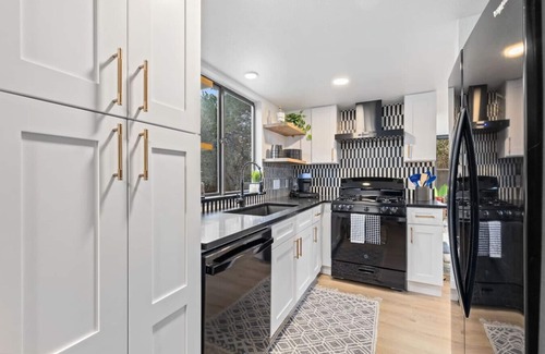 Barton Hills Maison | Zilker Park | Theater | Game Room | Sleeps 14!
