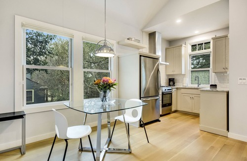Barton Heights Maison | Austin Holiday Vibe! Promenez-vous dans les restaurants et le centre-ville, lit King, vue sur la cime des arbres!