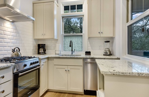 Barton Heights Maison | Austin Holiday Vibe! Promenez-vous dans les restaurants et le centre-ville, lit King, vue sur la cime des arbres!