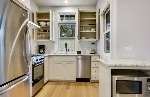 Barton Heights Maison | Austin Holiday Vibe! Promenez-vous dans les restaurants et le centre-ville, lit King, vue sur la cime des arbres!
