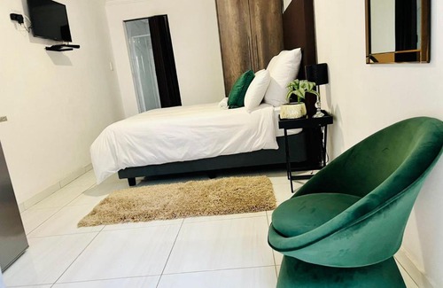 Emalahleni Maison | Zindiza Guesthouse