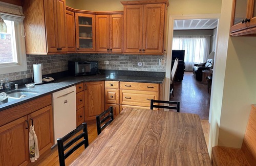 Brookfield Maison | Zoo Holiday Retreat beautiful home with parking, near train into Chicago.