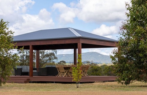 Nulkaba Maison | Zookeepers Cottage - take in the neighbouring giraffes, lions, and zebras!