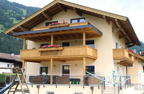 Zell am Ziller Appartement | Zorn-Pauli vacation apartment, spacious with a beautiful view of the mountains