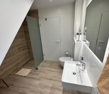 Region Hannover District Appartement | Zwei Ferienwohnungen Anker max 5 Personen & Leuchtturm max 4 Personen, direkt in Steinhude Scheunenviertel, Balkon, WLAN , Privater Parkplatz, Wallbox