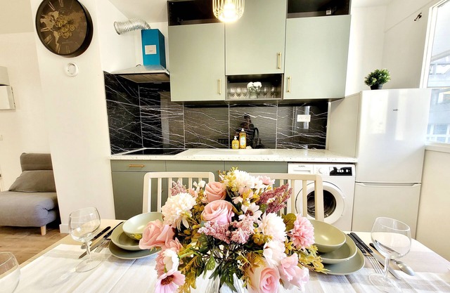 À 2 mins à pied du métro M7! Appartement de 3 chambre, idéal pour les familles.
