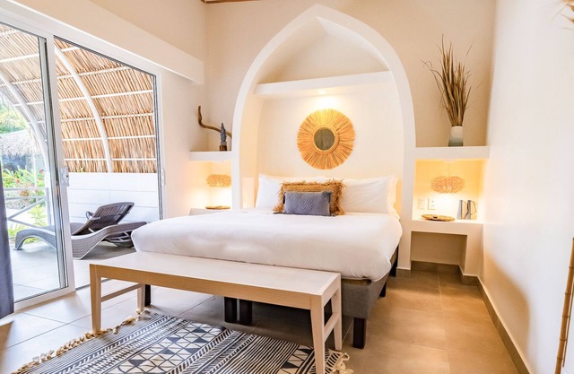 Double-Salle de bain et douche-Classique-Vue sur Piscine