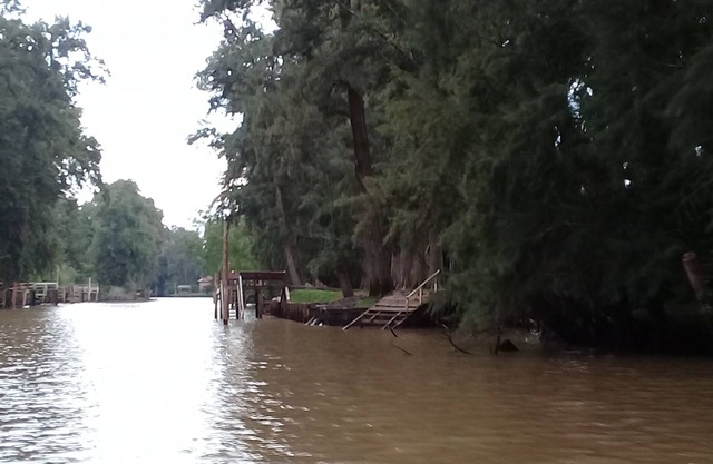 Íntima cabaña en la rivera del río Espera. Arboleda, parque, muelle propio, PAZ.