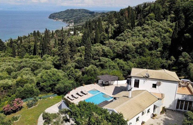 Août-septembre Remise. Villa de deux étages avec piscine privée, barbecue et salle de jeux