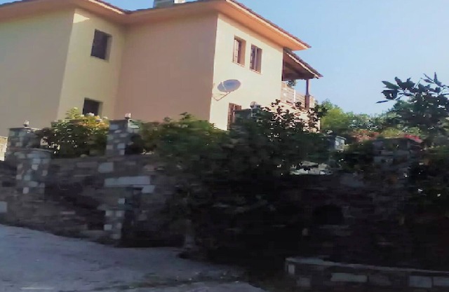 ΟΙΚΟΓΕΝΕΙΑΚΟ ΔΙΑΜΕΡΙΣΜΑ ΜΕΣΑ ΣΤΟ ΔΑΣΟΣ ΚΑΙ ΔΙΠΛΑ ΣΕ ΚΑΤΑΠΛΗΚΤΙΚΕΣ ΠΑΡΑΛΙΕΣ