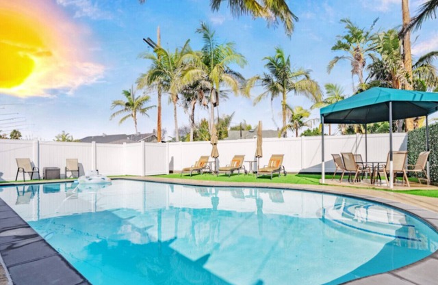 ৎ୭ Los Angeles Glamour Home ৎ୭ Pool, Fire pit, games & more.