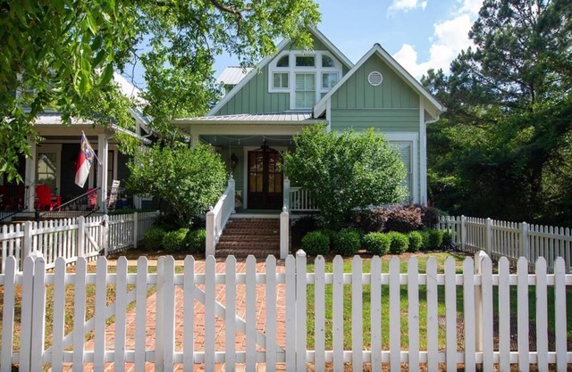 0.6mi only to downtown square, 3br, next to oxford skate park-restaurant