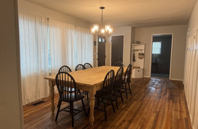 0 cleaning fee- Spacious Ranch in quiet neighborhood 12 minutes to IU