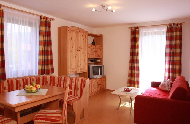01 Ferienwohnungen Hochfelln/Hochgern für 4 Personen. 43 qm. 1 Wohn-Schlafraum, 1 Schlafzimmer, Küche, Dusche/WC, Balkon