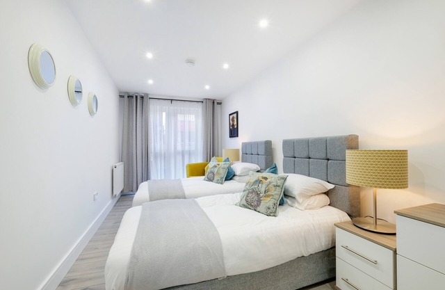 01 - Luxury 2 Bed Apt. Free Parking, West Drayton