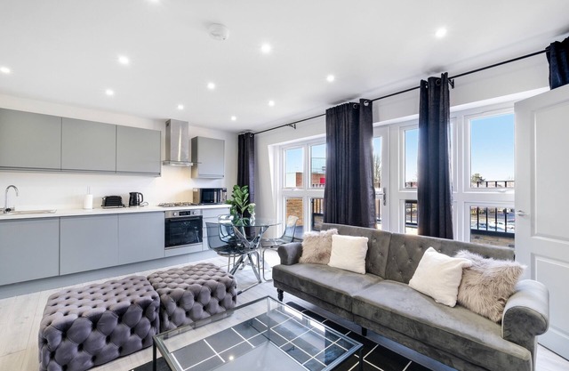 04 - Luxury 1 Bed Apartment Free Parking- West Drayton