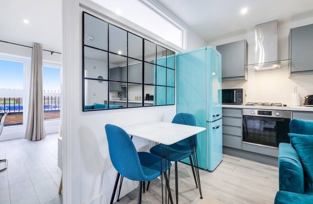 05 - Luxury 1 Bed Apartment Free Parking- West Drayton