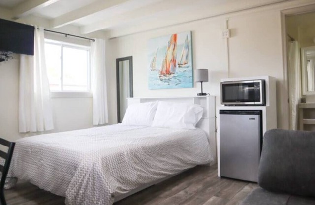 08. Charming one-bedroom resort with pool