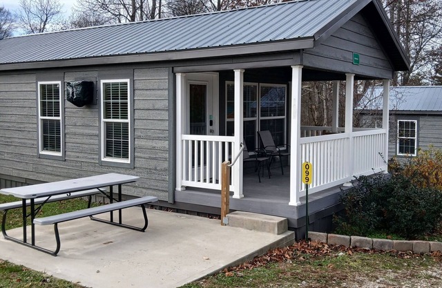 099) Albatross Farmhouse Style Cabin. Close to Hocking Hills State Park and more!