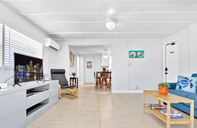 1/1, king-sized bed, kitchen, hot tub, BBQ, porch, patio. FREE wifi & parking.