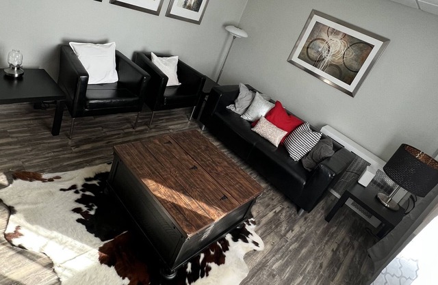 1/1 Main Floor House 5min. from Airport and Skiing Resort w/Peloton & Treadmill!