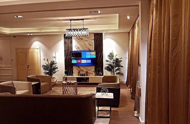 1, 2 & 3 bdrm apt with WiFi, restaurant, swimming pool, lounge, in vibrant Lagos