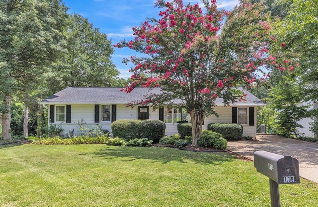 1/2 acre, 2 master bedrooms, newly renovated 2 miles from downtown, very private