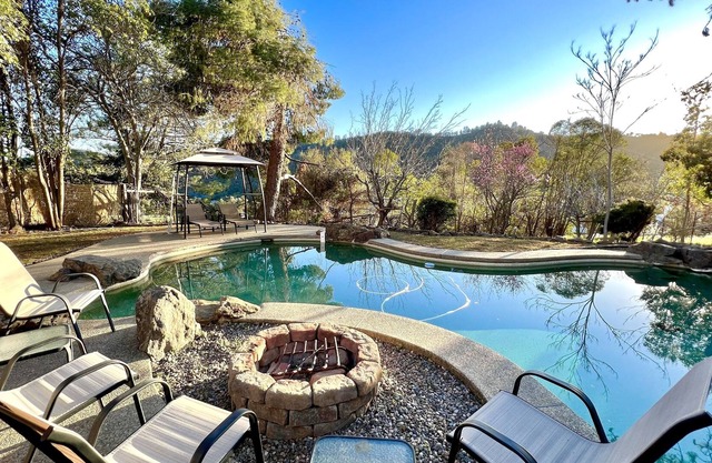 1/2 Acre Yosemite Country Club Style Home! Pool / Hot tub / Sauna / Huge deck!
