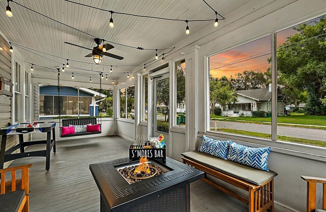 1/2 to Downtown~FirePit~Cozy Screen Porch~Historic