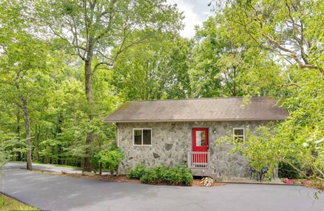 1.2 miles to John C. Campbell Folk School/Cozy and private mountain get-away!