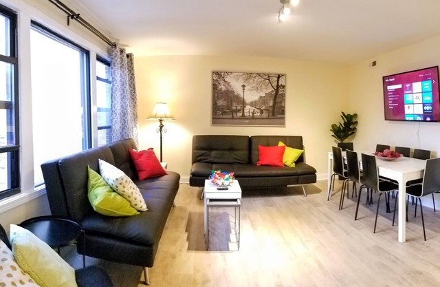 1 #33 - 4 Bedroom / 2 Bath Condo near McCormick Place, Wintrust Arena, Chinatown