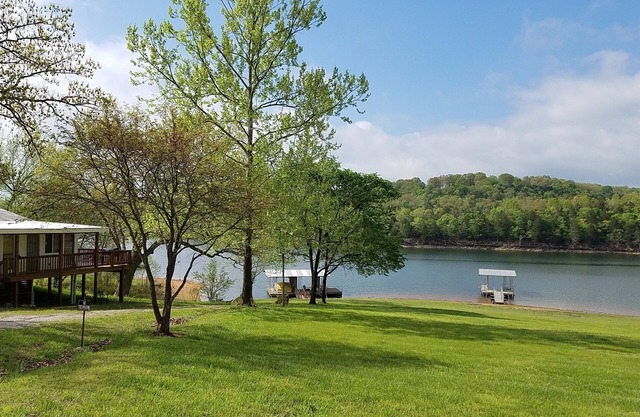 Maison de 1 400 pieds carrés au bord du lac avec rampe et marina à proximité