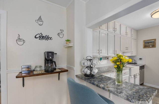 1.5 miles to Beach, Bikes, Kayaks & Firewood included! Sleeps 14