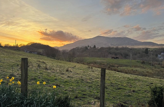 1 ABERBEINW, pet friendly, character holiday cottage in Dolwyddelan