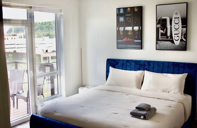 1 bd/1 ba with balcony, minutes to downtown Pitt, amenities included