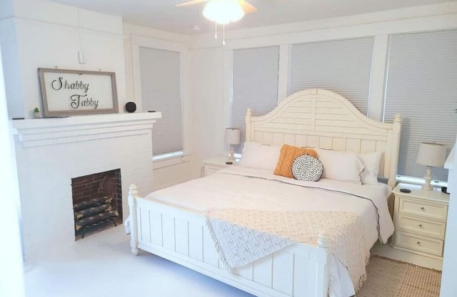 1 bdrm upstairs unit near downtown w/ free